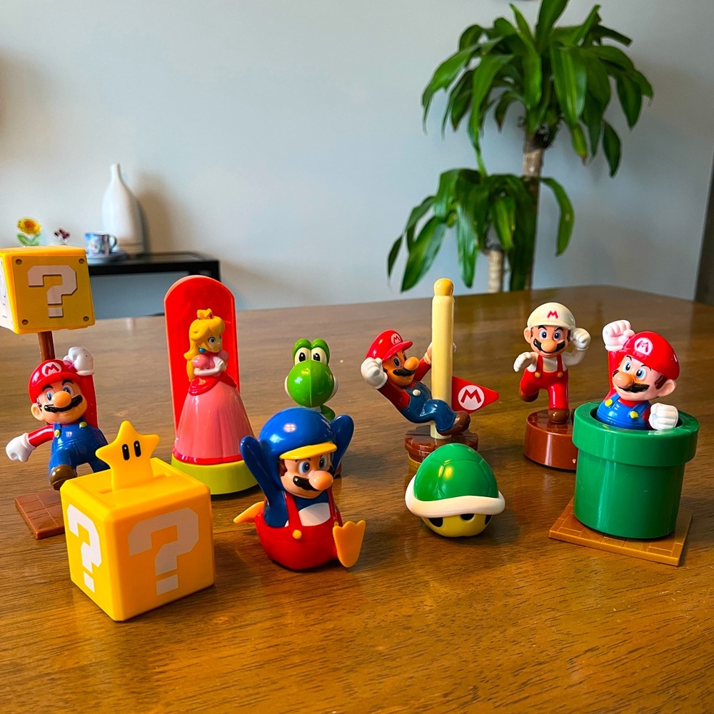 ✨2013 McDonald’s happy meals toys - Mario figures set